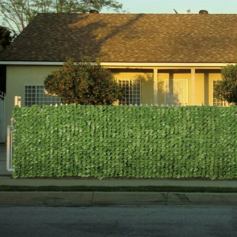 Дом с забором. Участок без забора. Живая изгородь из туи. Забор на участке. Зеленая изгородь сельская англия.