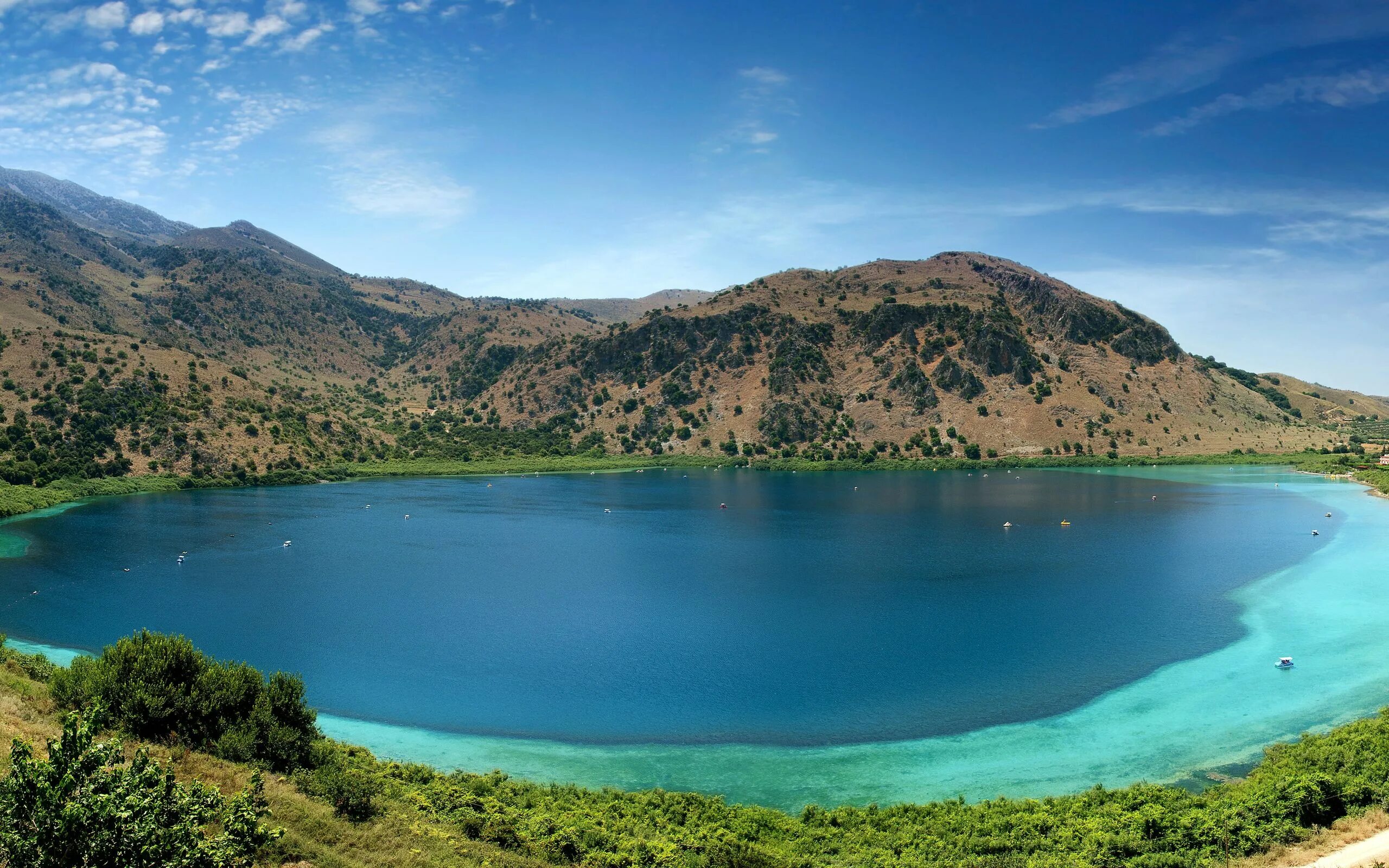 Самое пресноводное озеро в европе. Озеро Курнас Крит. Озеро Курна. Курнас 2000. У озера.