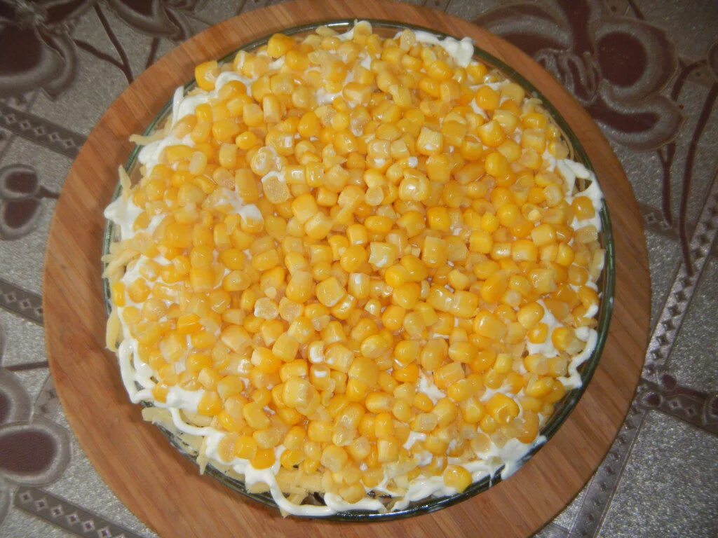 Слоеный салат с курицей и кукурузой. Слоеный салат с кукурузой. салат слоями с кукурузой. слоёный салат с курицей и кукурузой. салат с курицей слои с кукурузой.