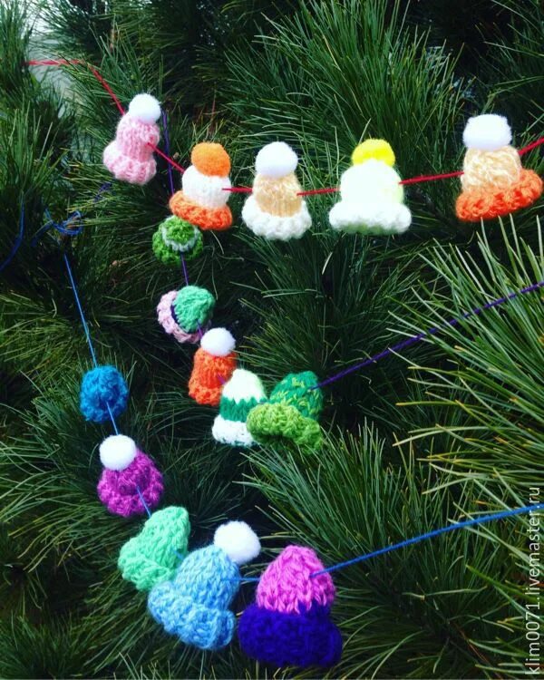 Шапочки на елку. Новогодние игрушки из ниток. Новогодняя игрушка шапочка. Шапочка из пряжи на елку. Шапочки игрушки из пряжи.