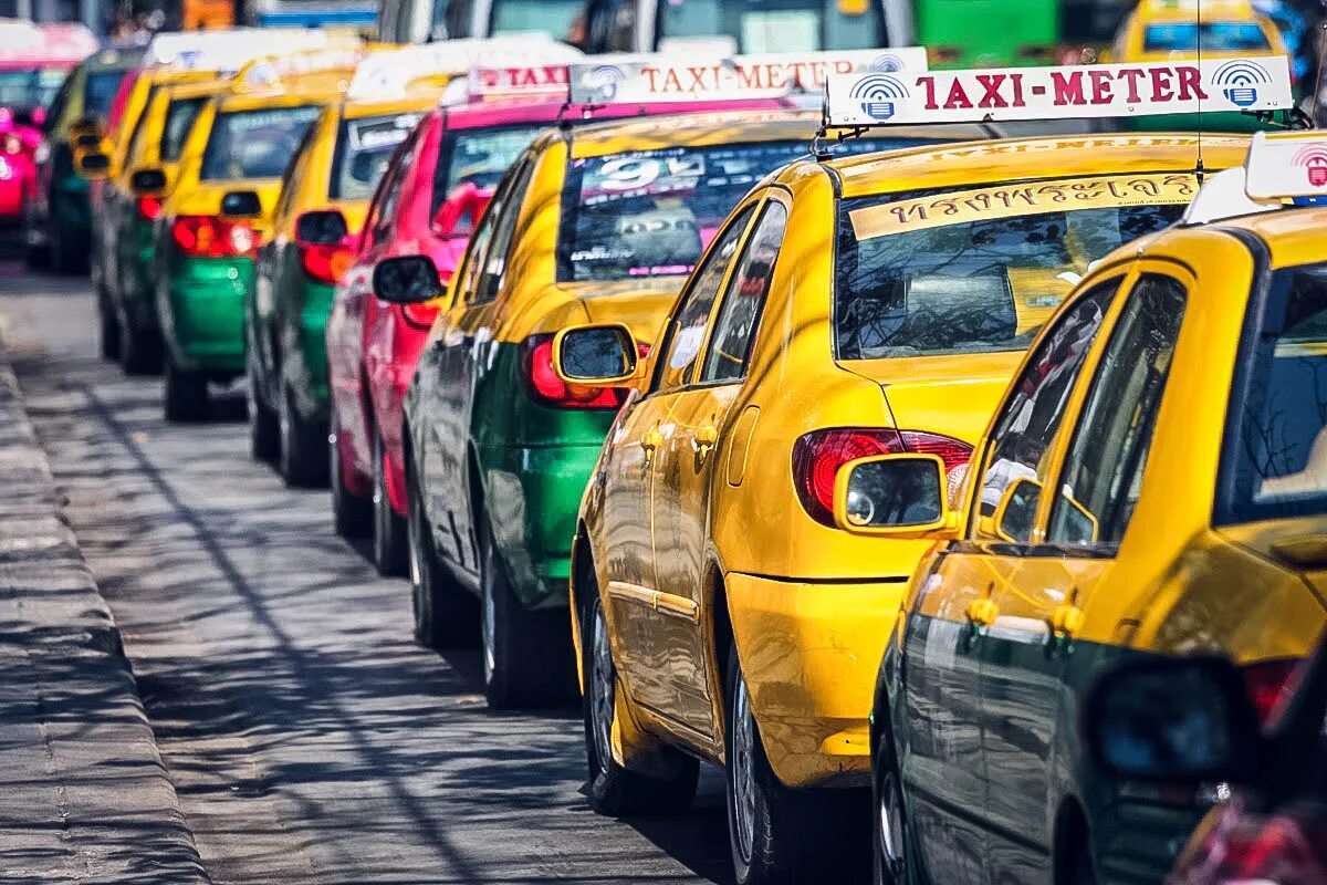 Такси из аэропорта бангкока. Тайланд Бангкок такси. Такси Паттайя аэропорт Суварнабхуми. Такси Бангкок Паттайя. Тук тук такси Таиланд.