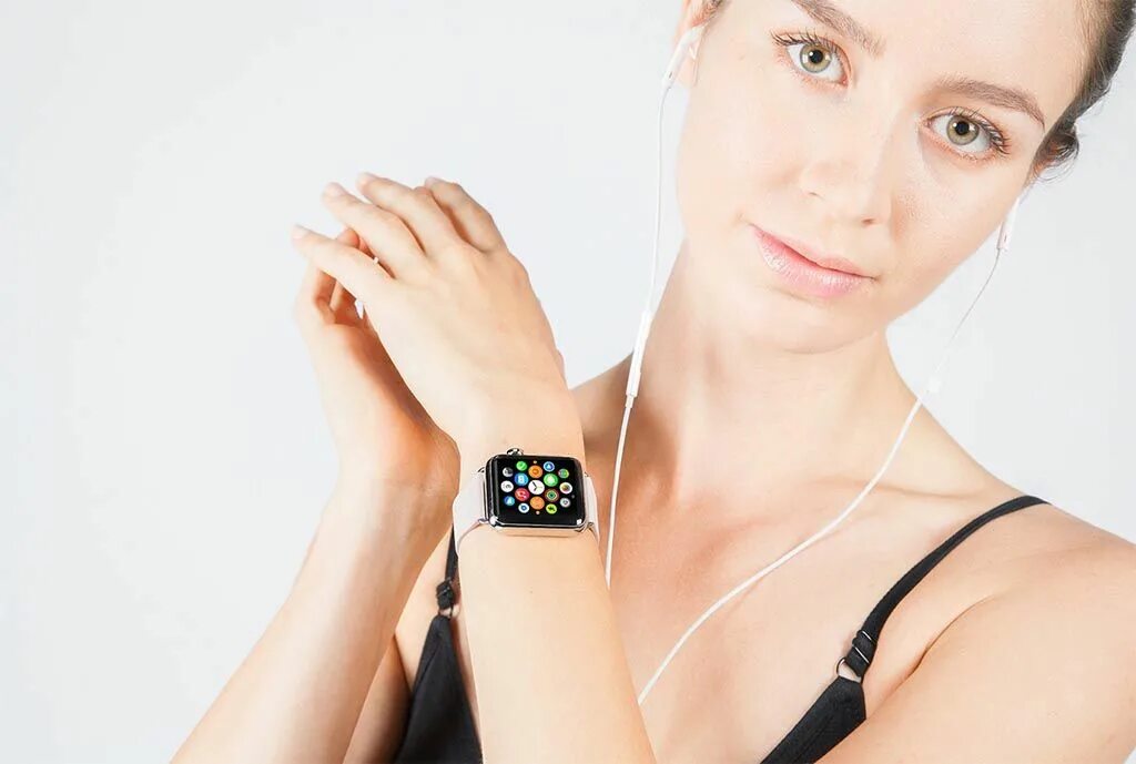 Как надевать смарт часы. Смарт часы для девушек. девушка с apple watch. девушка со смарт часами. девушка апл вотч.