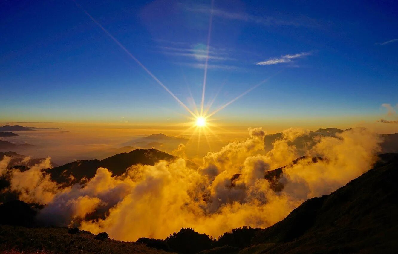 Небо солнце. Луч. Яркий свет. Пара встречает рассвет. Рассвет души.