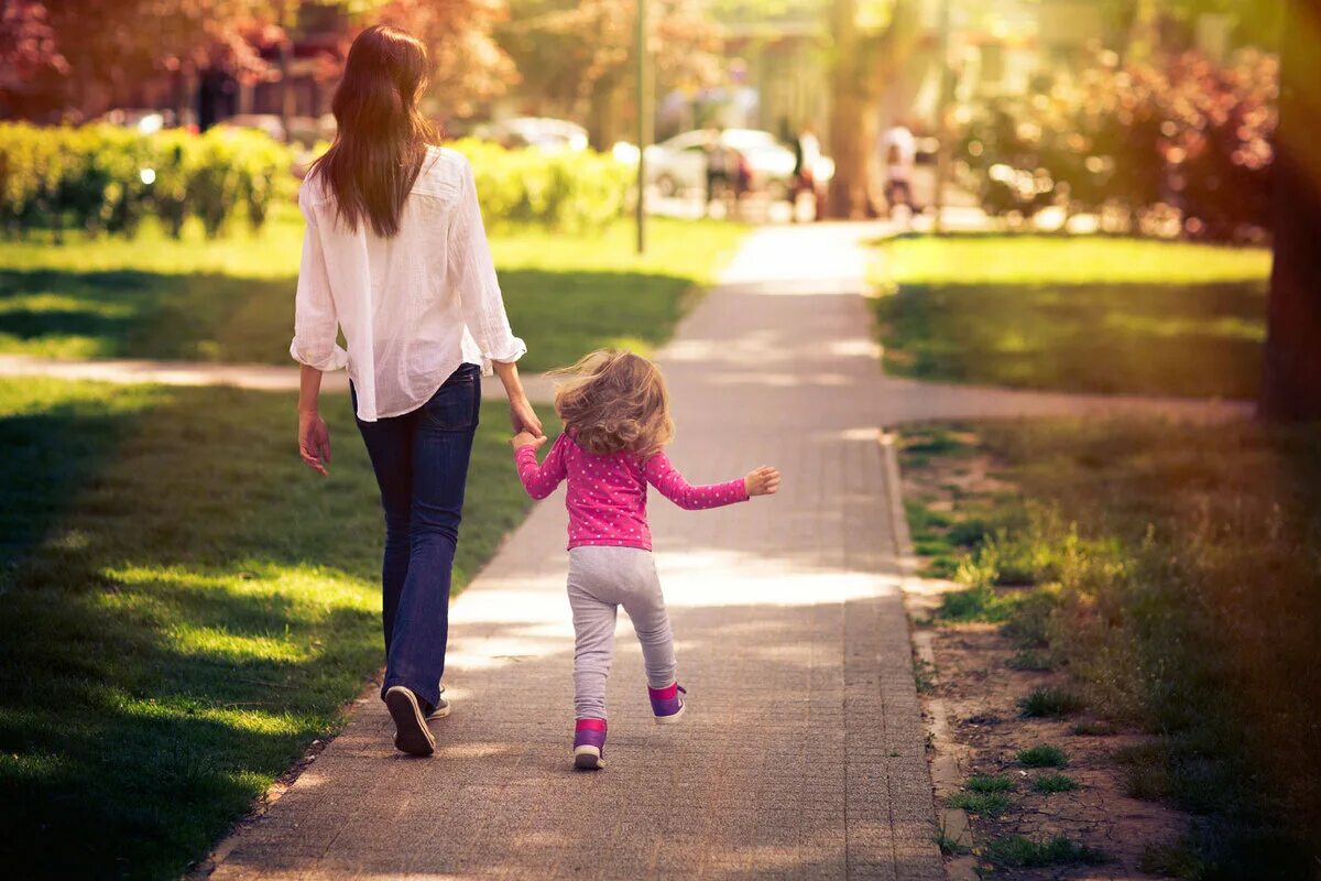 Стой мама идет. Стильные мамы на прогулке с детьми. Мама и дочь на прогулке. Мама с дочкой гуляют. С дочкой на прогулке.