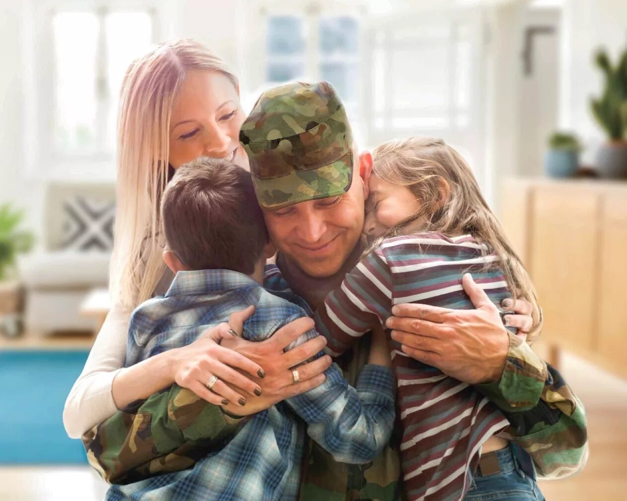 Военная семья. Военная ипотека. Семья военного. Семья военнослужащего. Счастливый военный с семьей.