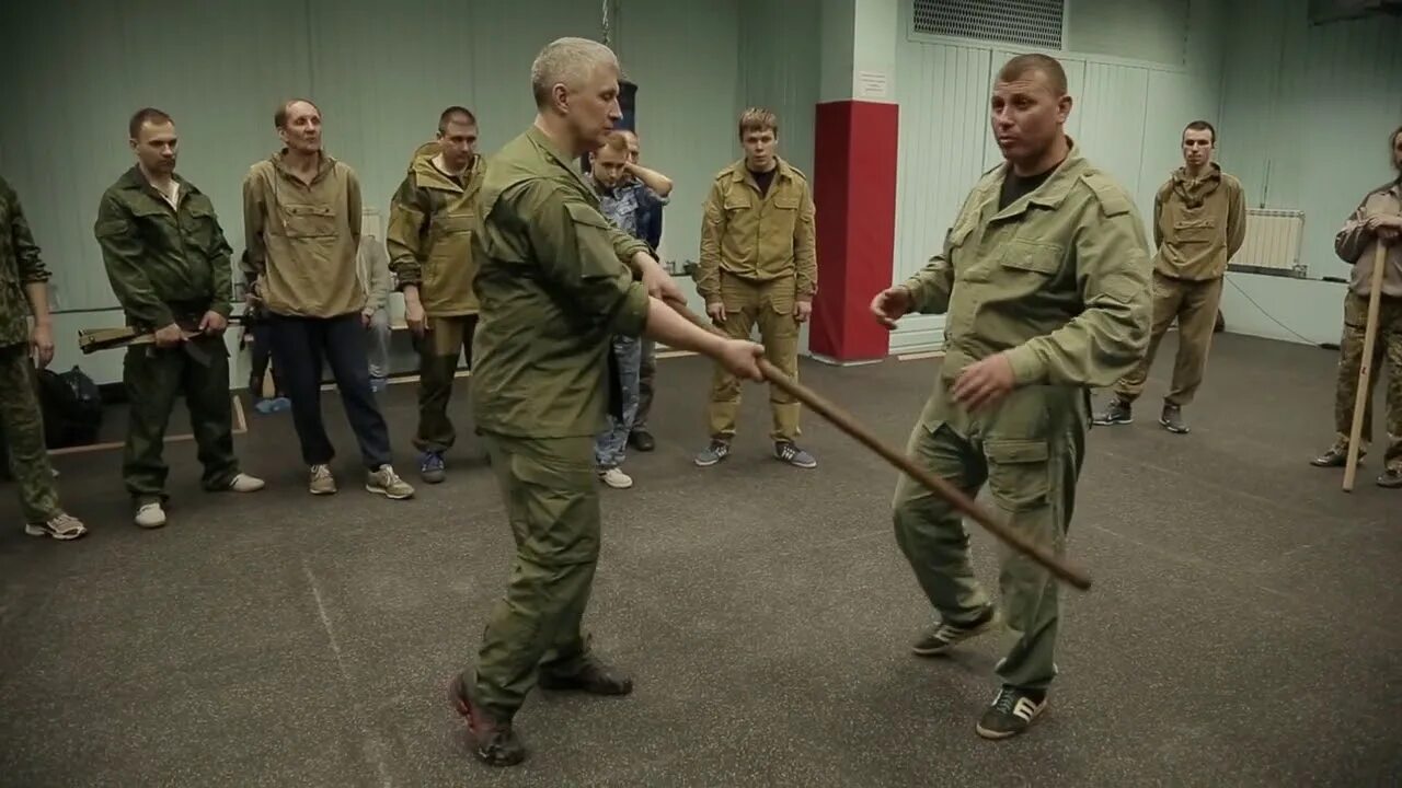 Защита от удара палкой. Удар палкой резиновой. Военный с палкой. Защита от удара палкой сбоку.