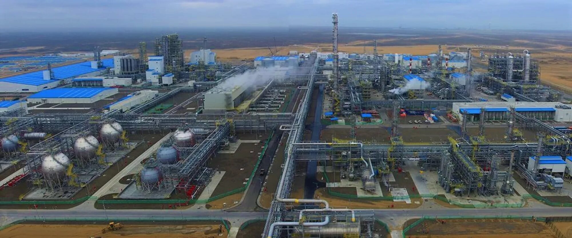 Российский газ. Газоперерабатывающий завод астраханский газоперерабатывающий. Gas complex. Gas complex. Гликолевая осушка попутного нефтяного газа.