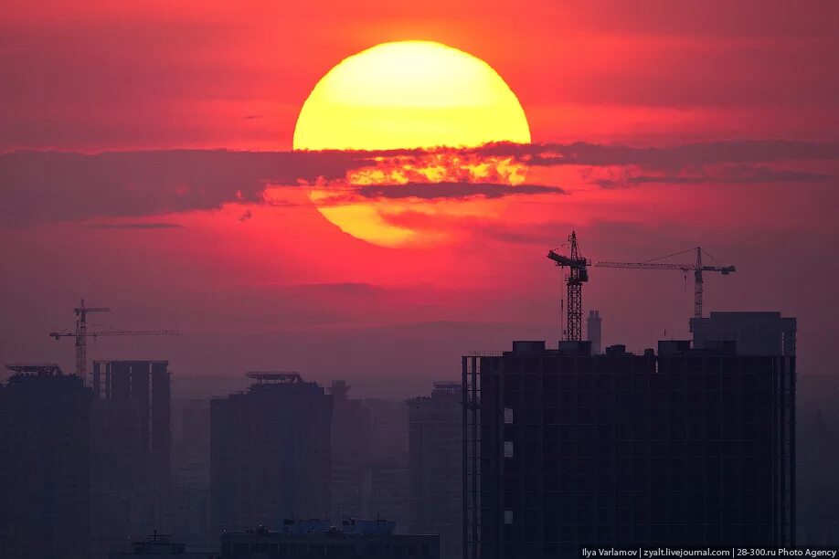 закат на крыше. красивый закат в городе. солнце прямо с крыш. закат над домами. солнце прямо с крыш.