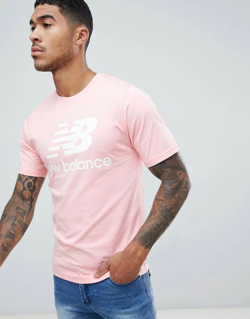 New balance code. Белая футболка нью беланс. футболка new balance мужская. розовая футболка мужская. мужчина в розовой футболке.