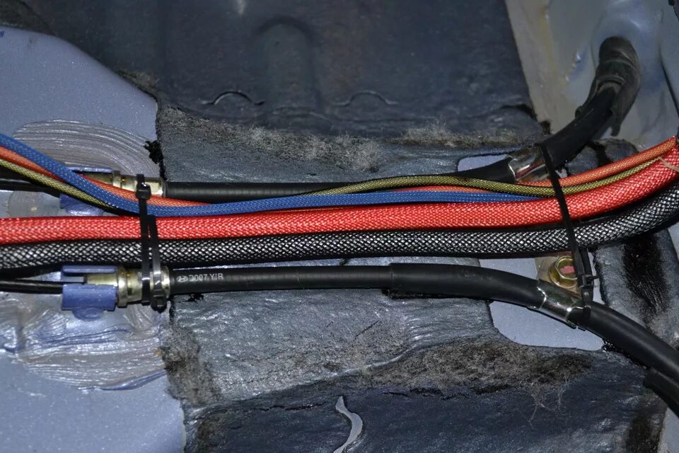 Прокладка силового кабеля Нива 21214. Протяжка силовых проводов Hyundai. Протяжка силового провода Mazda familia.