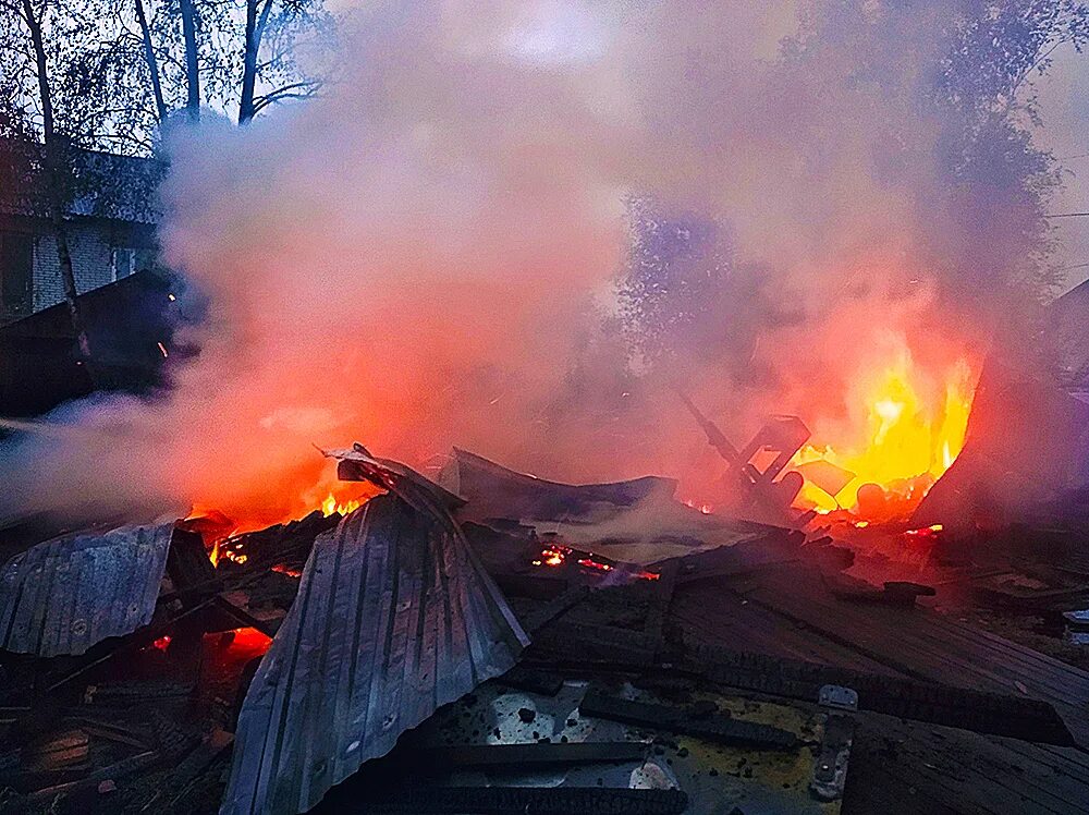 Пожар в Олонце сегодня. Вчера произошел пожар в Олонце. Пожар на Олонецкой улице. Октябрьский сгорел