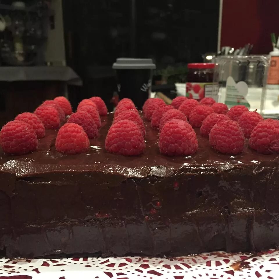 Chocolate raspberry. Шоколадный кекс с малиной. chocolate raspberry cake. merenga шоколад малина. априори шоколад с малиной.