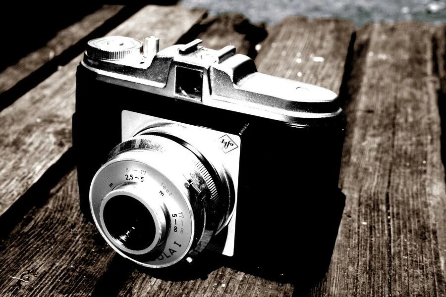 Камера стала черно белой. Старая фотокамера. Старый фотоаппарат. Фотоаппарат чб. Фотокамеры черно белая.