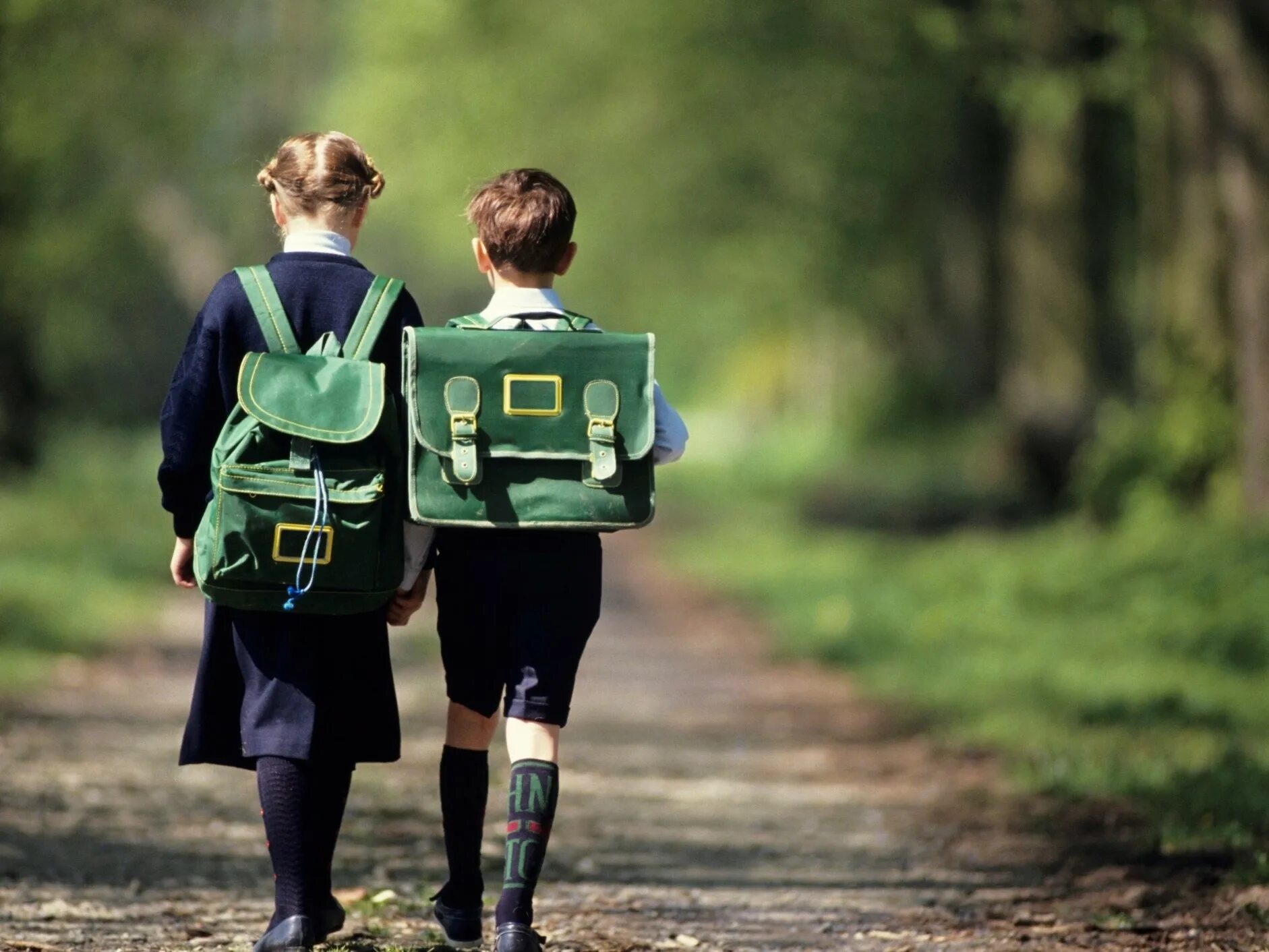 Пойти в 7 класс. Школьник с портфелем. Дети идут в школу. Школьник с рюкзаком. Школьник идет с портфелем.