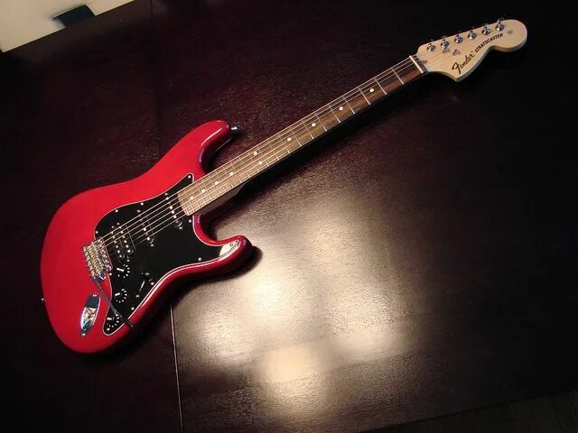 Red strat red pickguard. Fender stratocaster красная белая. Candy apple red stratocaster. Красная электрогитара stratocaster. Fender squier красная стратокастер.