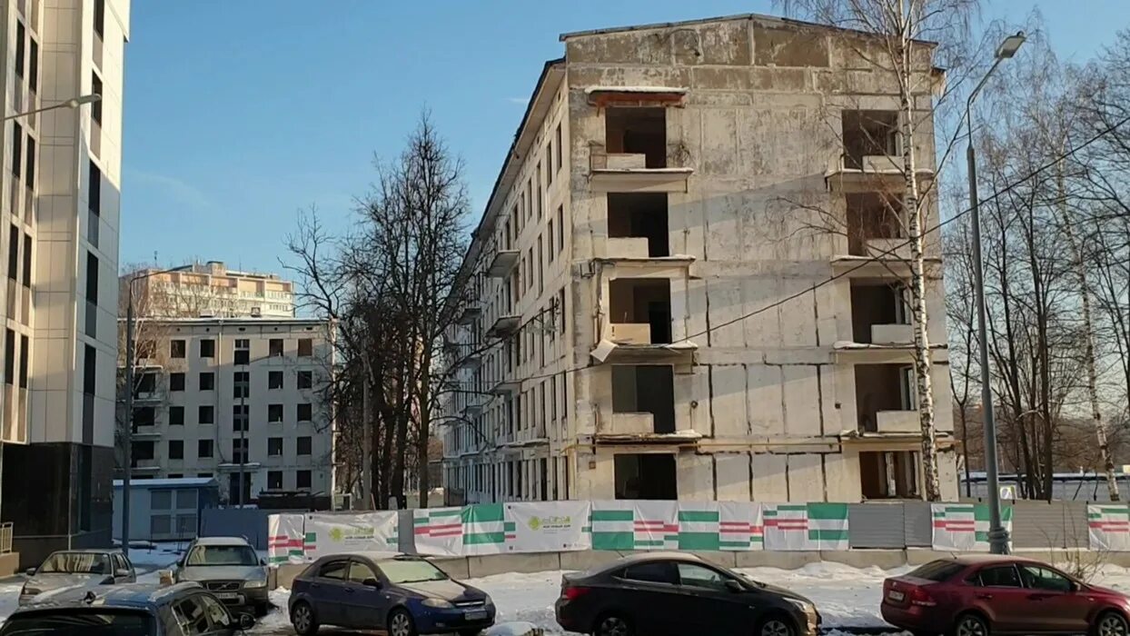 Дмитровский снос. Здание висхом на дмитровском шоссе. Снос домов в южном бутово. Пятиэтажки. Онежская 33 москва сносят.