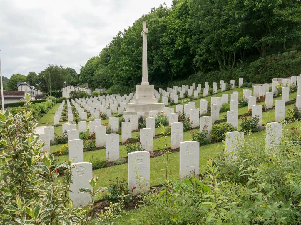 Похоронен во франции. Кладбище в Париже пер Лашез. Etretat Churchyard. Этрета Франция кладбище. Кладбище Медон Франция.