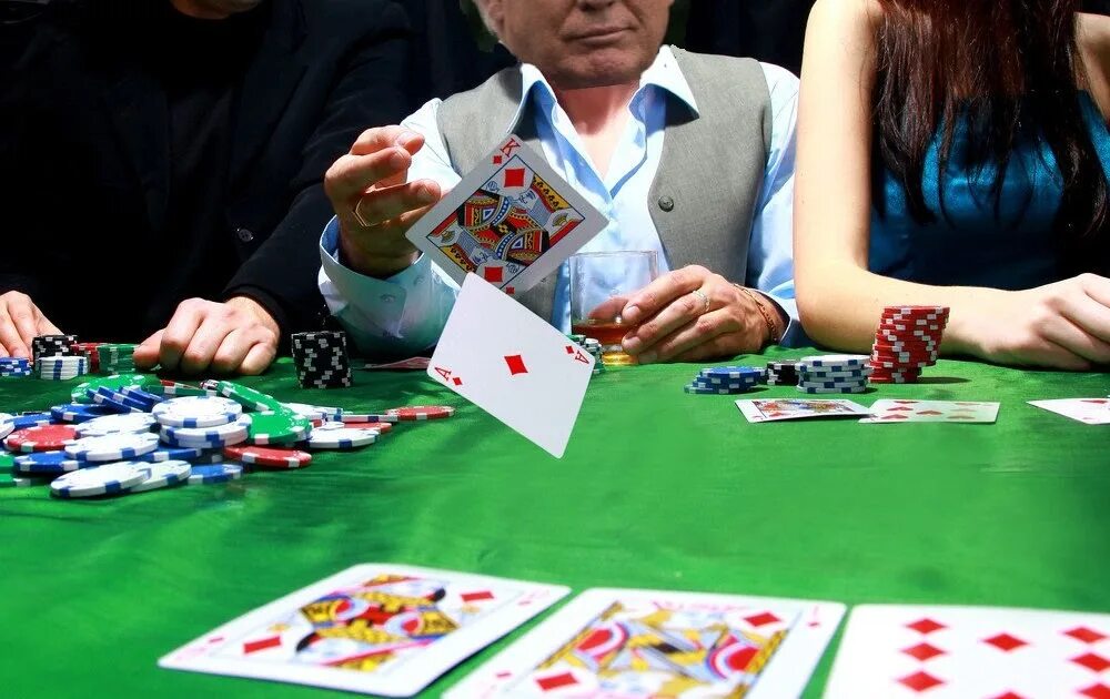 Играем в карты на жену. Морис карточный шулер. Шулера в казино. Покер шулер. Карточный шулер и казино.