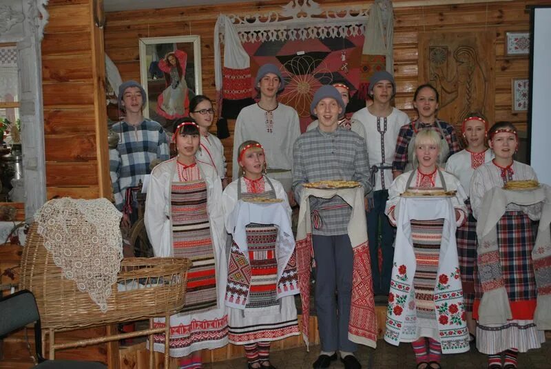 Коми пермяки пельнянь. Удмуртский свадебный костюм. Удмуртская семья. Семья удмуртов. Удмуртская семья.