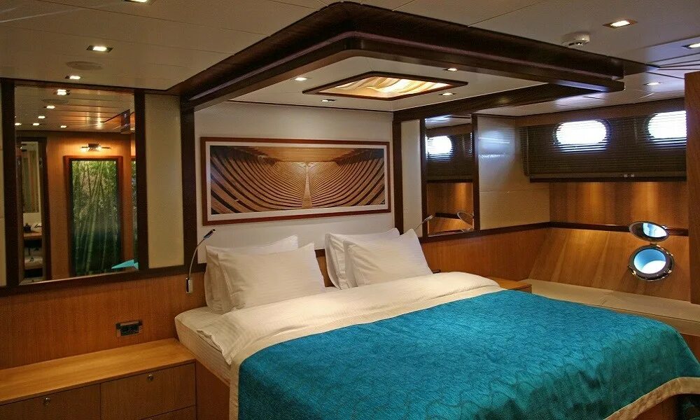 Иллюминатор в каюте. Интерьер каюты яхты. Volvo open 70 каюты. Интерьер каюты капитана парусного судна. Маленькая каюта.