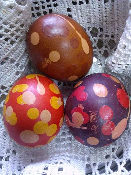 Можно ли красить коричневые яйца. Коричневые яйца на Пасху. Крашеные яйца. Крашеные коричневые яйца. Яйца в луковой шелухе на Пасху.