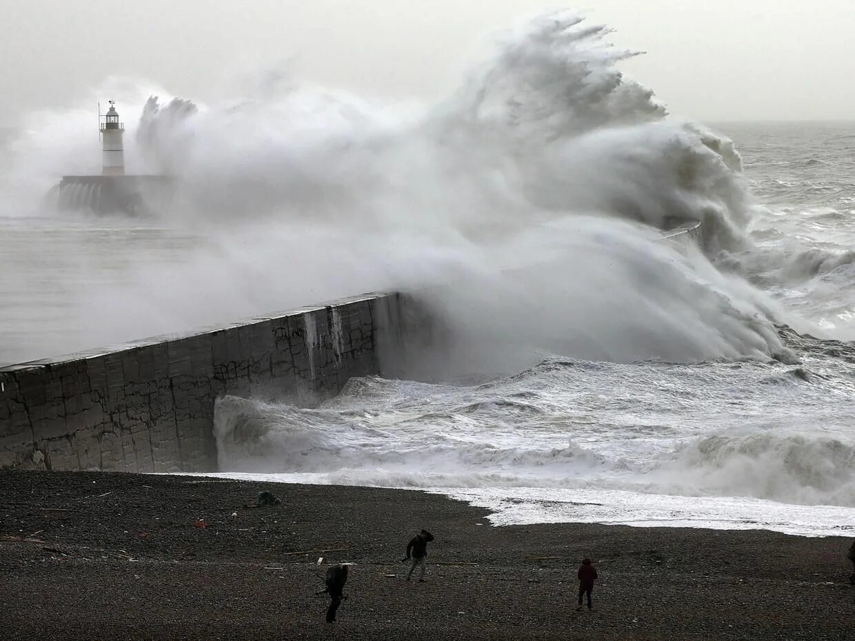 Британский шторм. Шторм Барбара. Шторм Великобритания 2023 года. Море шторм.