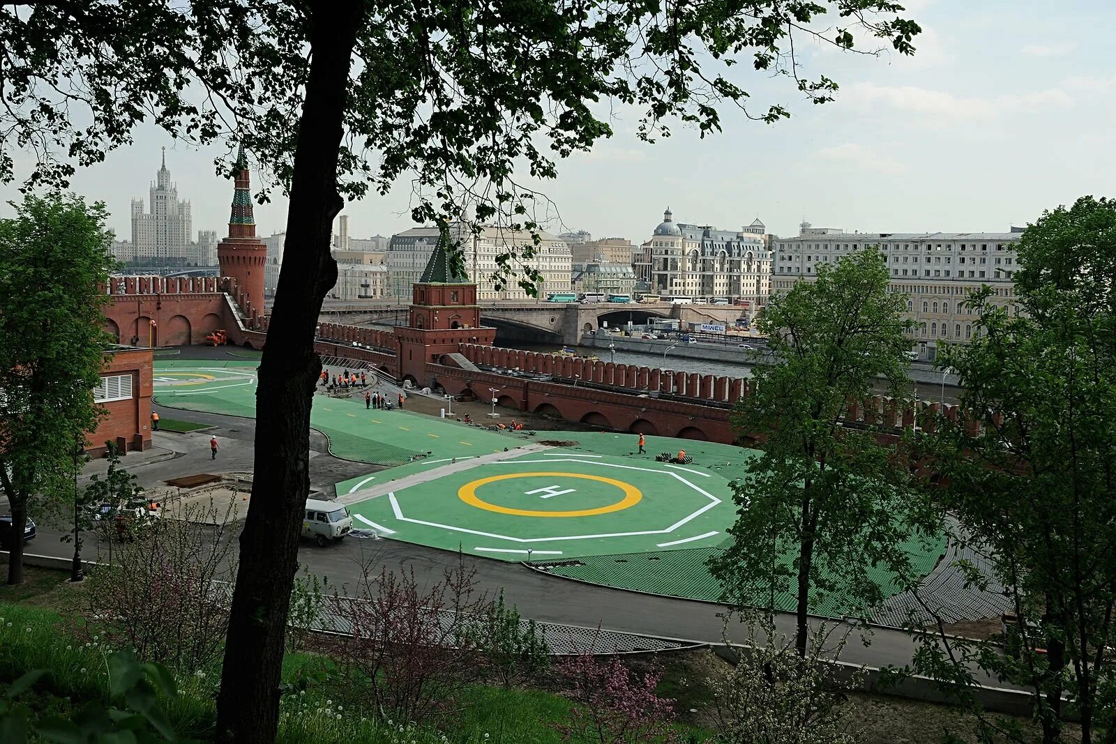 Сады московского кремля. Тайницкий сад Московского Кремля. Тайницкий сад Московского Кремля вертолетная площадка. Москва Кремль Тайницкий сад. Вертолетная площадка в Тайницком саду.