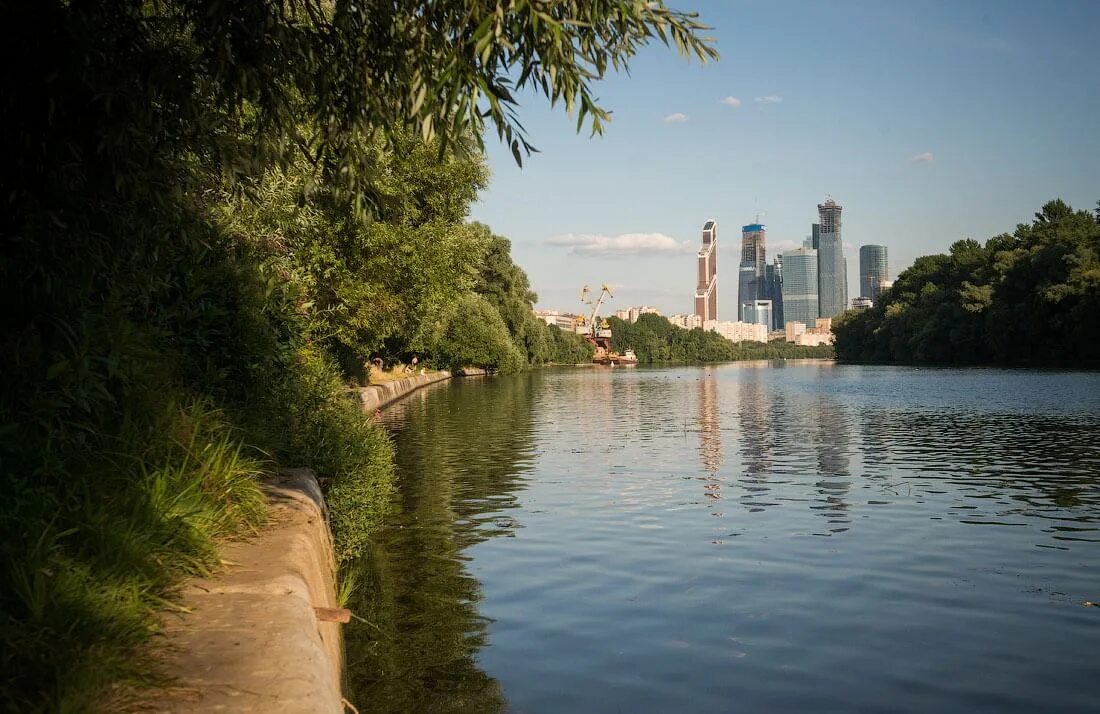 Карамышевская набережная купить. Карамышевская набережная Москва река. Карамышевская набережная парк. Карамышевская набережная Набережные Москвы. Карамышевская набережная прогулки.