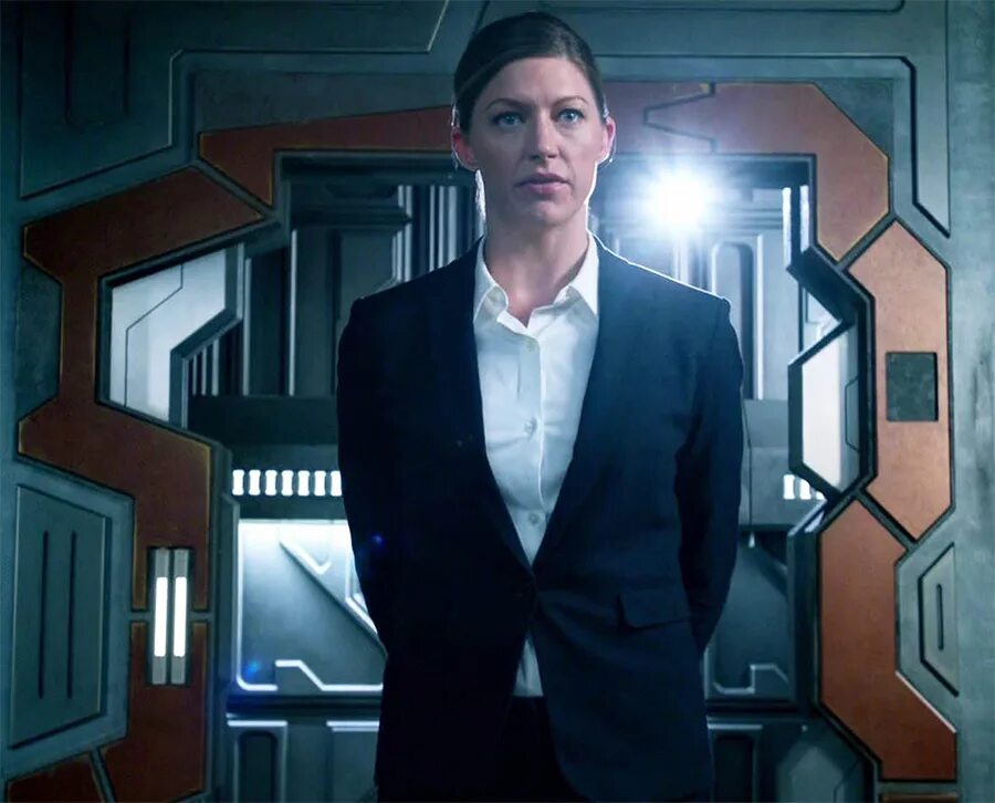 Ава шарп 7 сезон. Джесс макаллан сериалы. Легенды завтрашнего дня королева гвиневра. Sara lance and ava sharpe. Сара лэнс и ава.