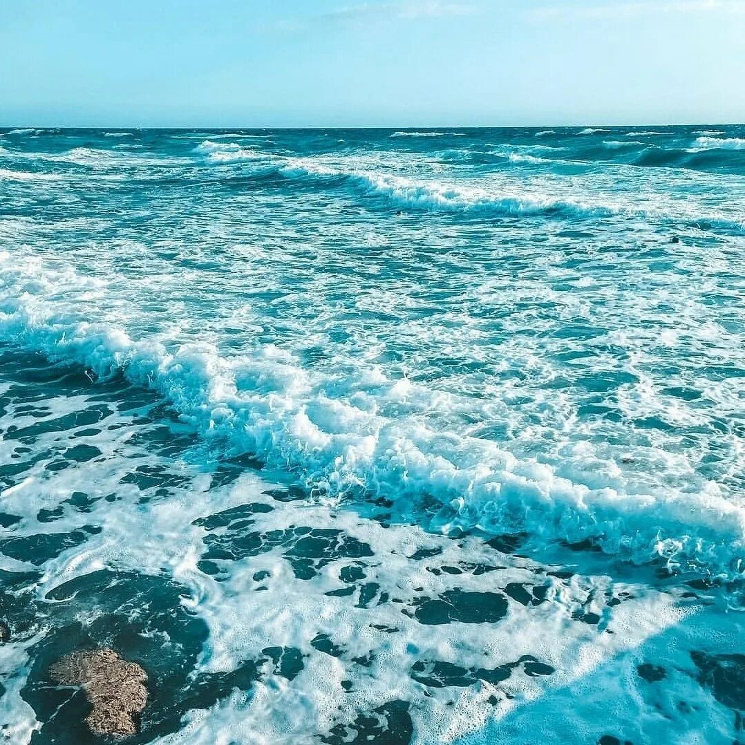 Самое голубое море россии. Голубое море. Квадратные волны в море. Синий цвет моря. Эстетика голубого моря.