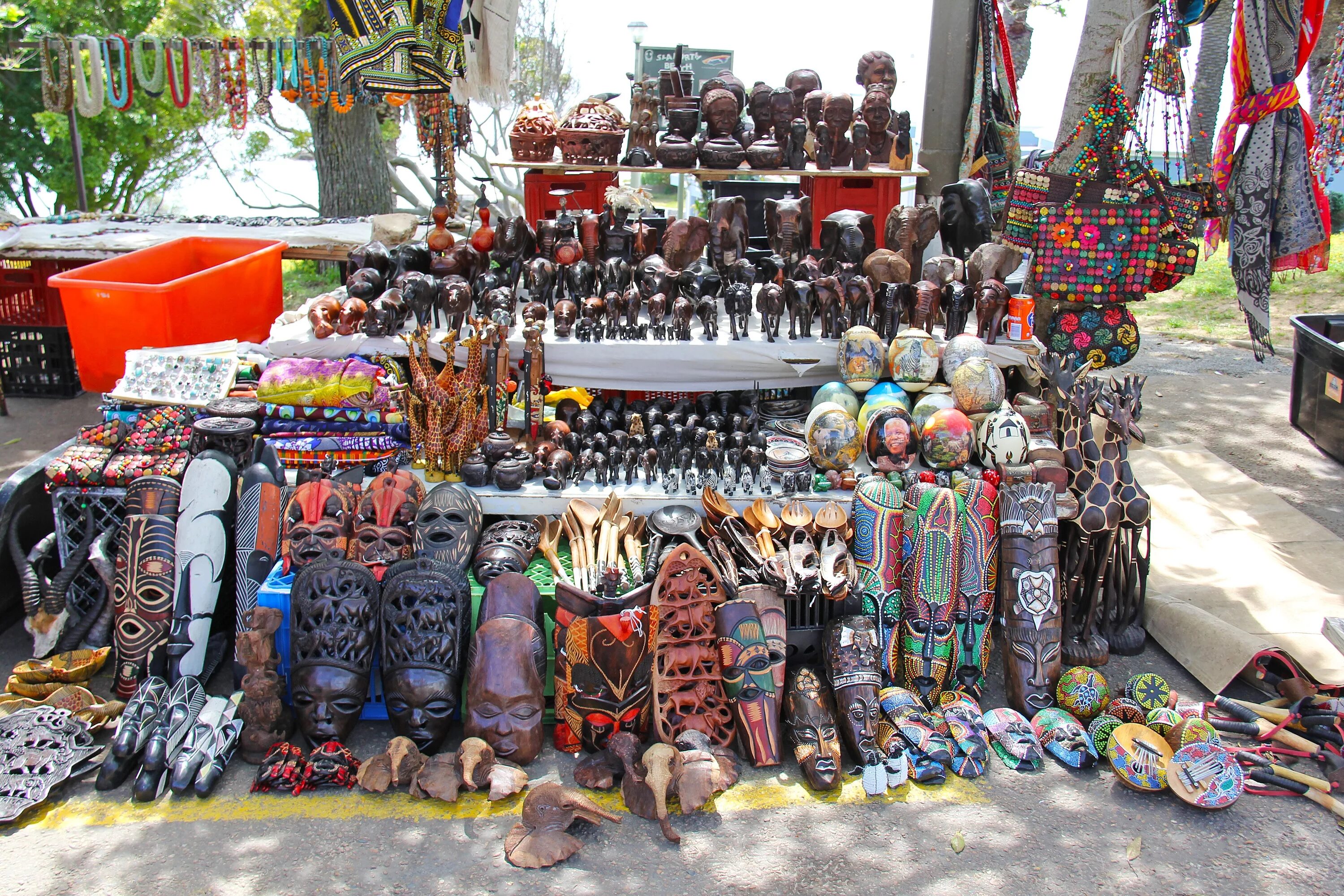 Сувенирный рынок. Занзибар Стоун Таун сувениры. ЮАР Кейптаун сувениры. Сувениры из Танзании. Сувениры из Африки.