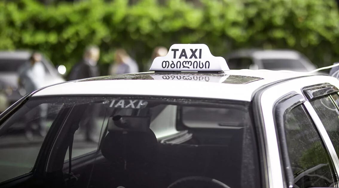 Такси в грузии. Такси в Тбилиси. Такси Грузия Тбилиси. Таксист в Тбилиси. Грузия машина такси.