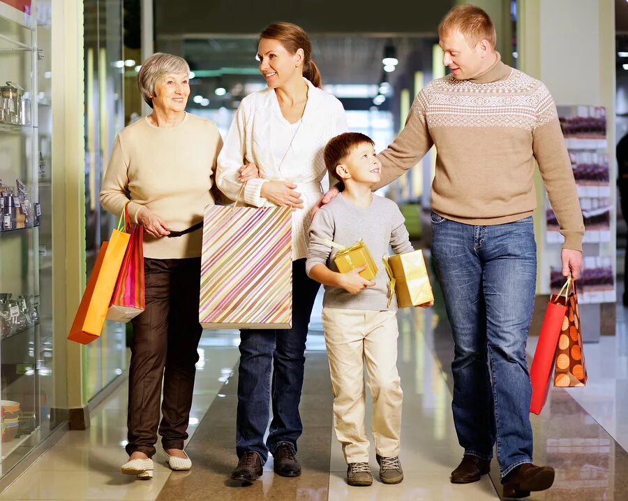 Крупные покупки в семье. Семья шоппинг. Семья с покупками. Шоппинг всей семьей. Семья с пакетами.