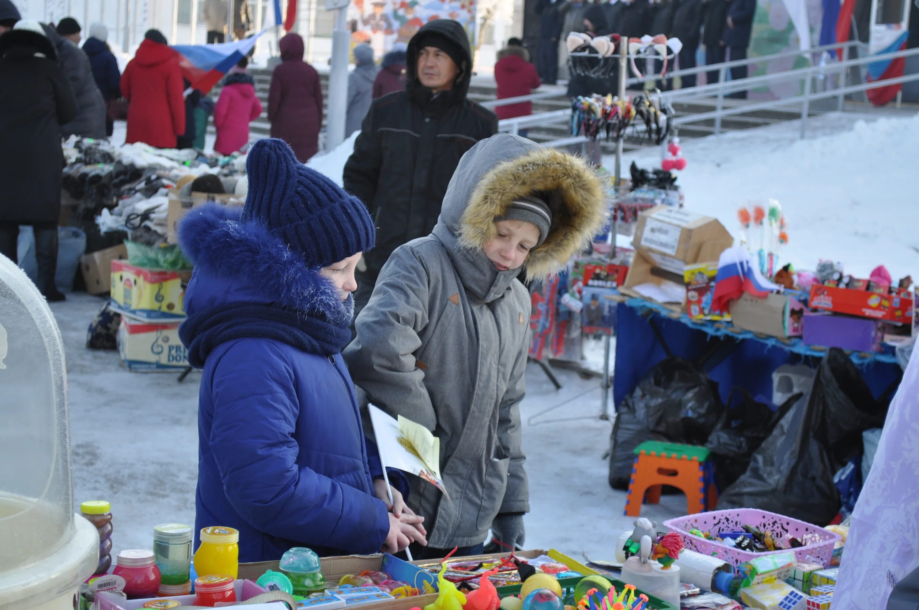 Ярмарка встреч. Ярмарка встреч. Арбат выставка хэнд мейд. Тюменская ярмарка выставочный. Выставка книг в библиотеке.