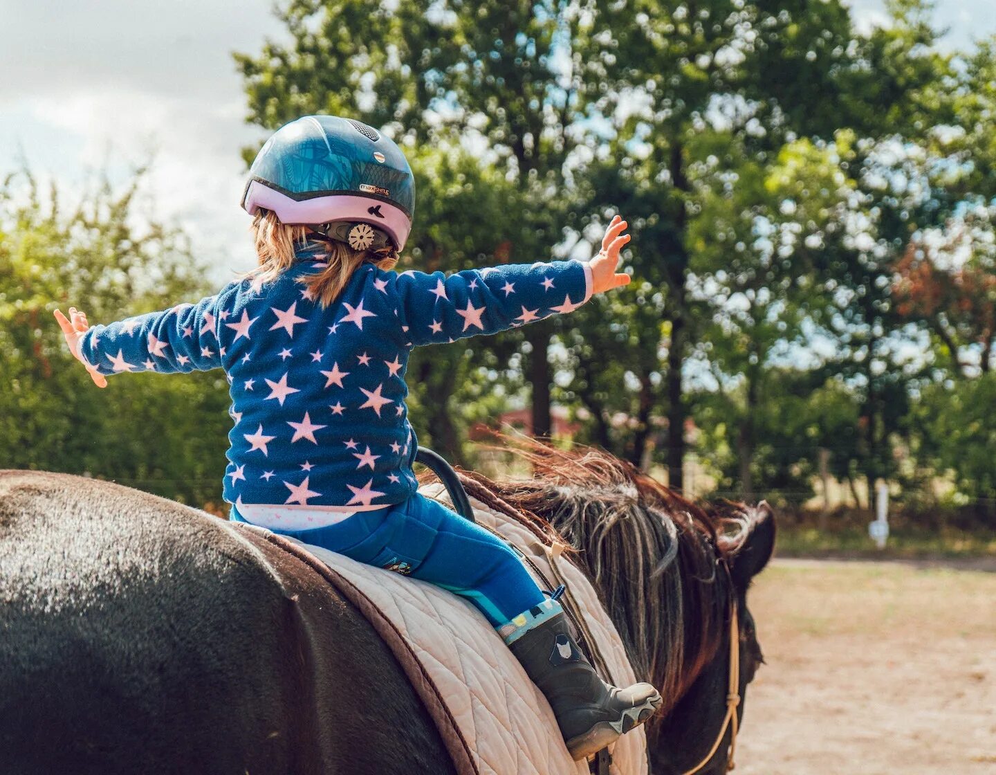 Horse kids. Хорс райдинг. Иппотерапия. Лечебная верховая езда. Дети катаются на лошадях. Ребенок верхом на лошади.