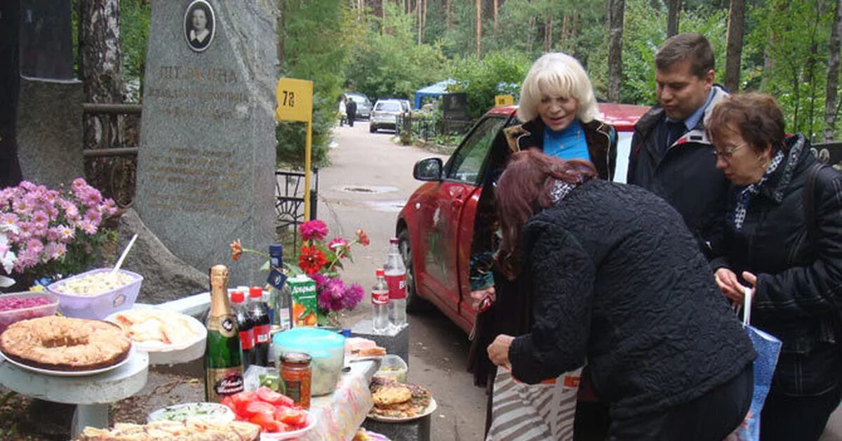 Пить на кладбище. Застолье на кладбище. Шашлыки на кладбище. Поминки на кладбище.