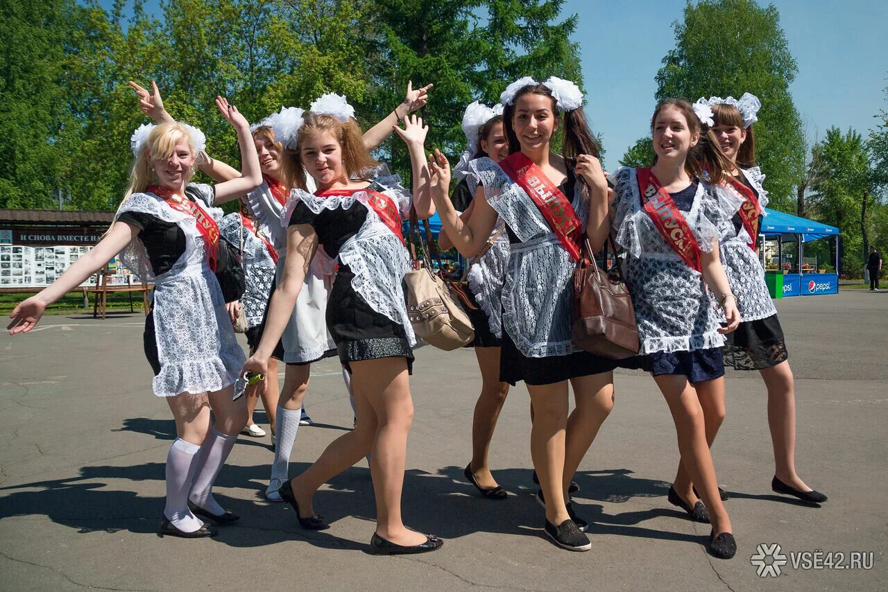 Фотосессия выпускников школы. Выпускница. Фотосессия последний звонок. Выпускники школы последний звонок. Прощай школа последний