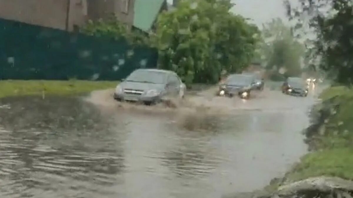 Дождь в дорогу примета. Затопленный Курск. Вода на дороге. Курск залило. Дорога дождь.