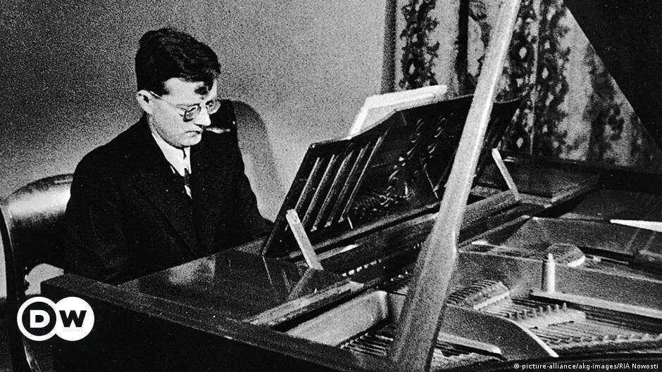 Шостакович дмитрий дмитриевич. Кто из отечественных композиторов подрабатывал тапером. Дмитрий шостакович композитор. Портрет д д шостаковича. Дмитрий шостакович с пианино.