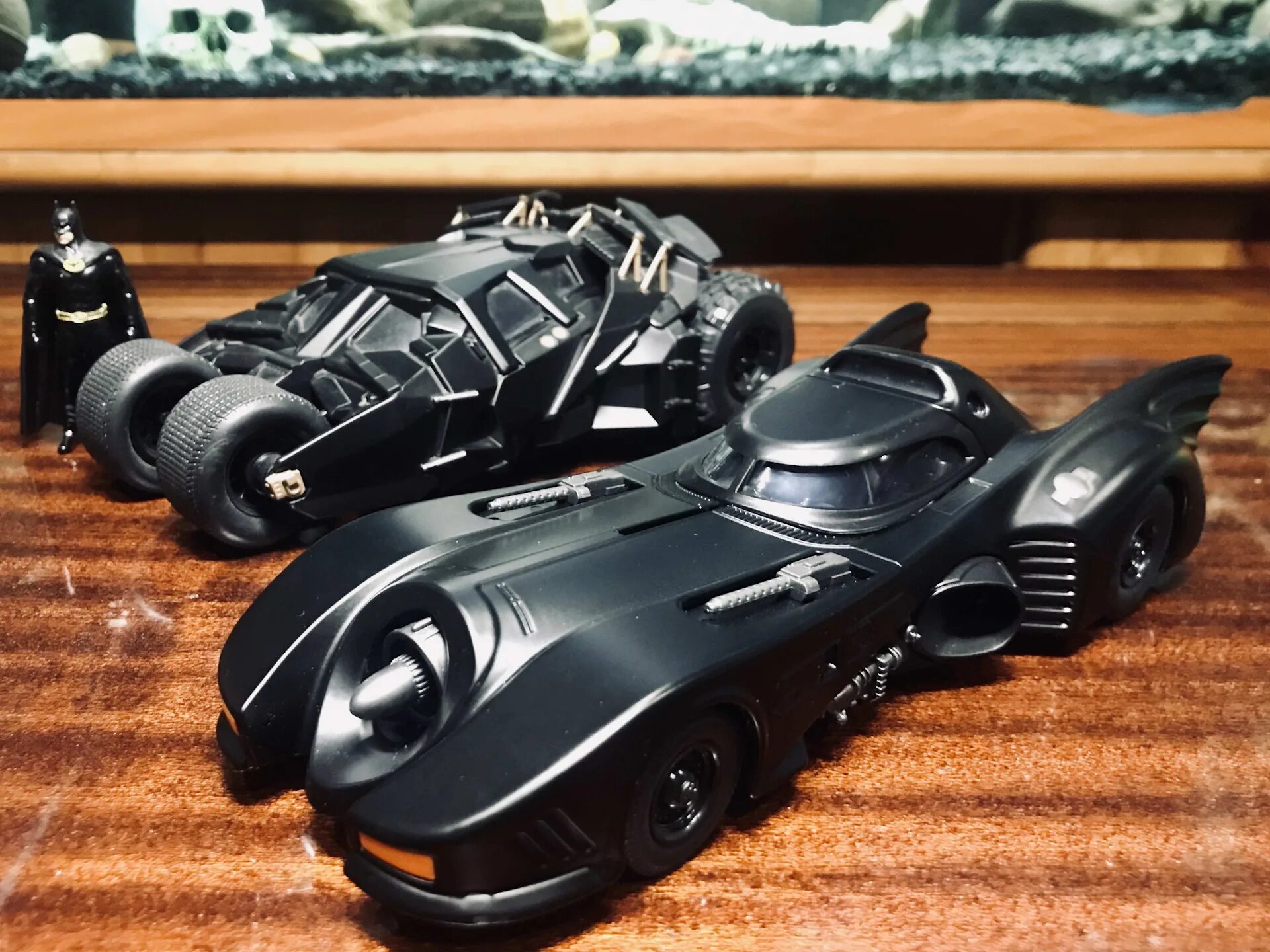 Бэтмобиль купить. Бэтмобиль 1989. Jada Batmobile 1989. Бэтмобиль 1989 настоящий. Jada Toys Batmobile 1989.