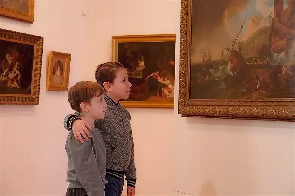 Посетители музея это. Посетитель музея. музеи в смоленске для детей и подростков. дистанционное посещение музеев. 16 сентября посещение музея картинка.