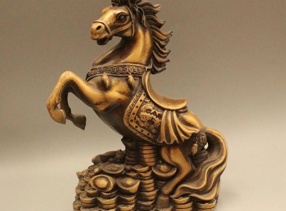 Статуэтки богатства и изобилия. Конь с деньгами. Лошади. Денежный конь. Лошадь деньги.
