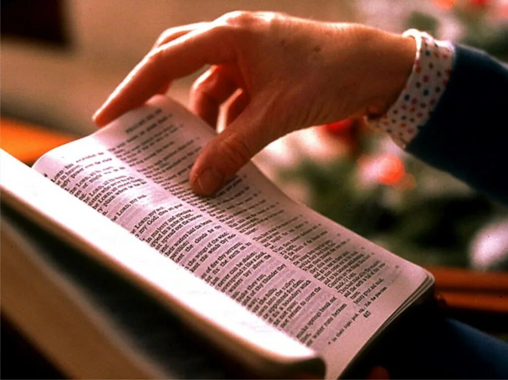 Читаем библию. Чтение Библии. Чтение Библии картинки. Человек читает Евангелие. Человек читает Библию.