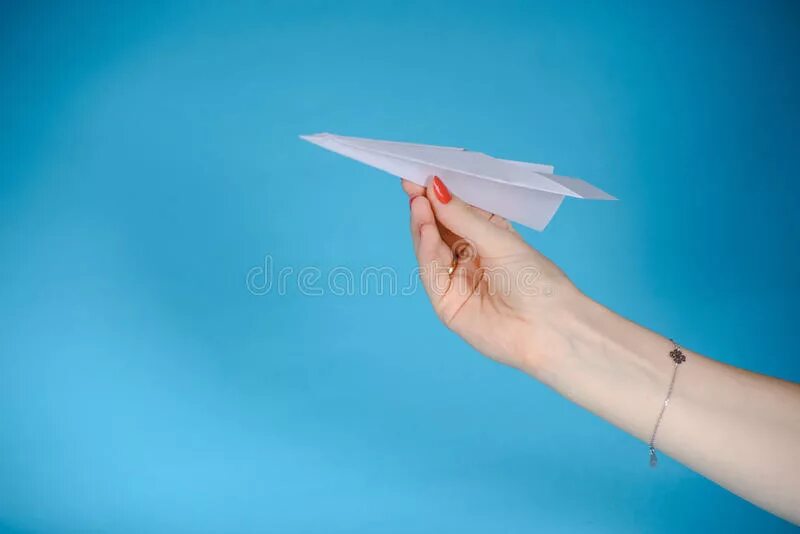 Самолет бумажный я думал королева теперь. Джек Нортроп бумажные самолетики. Фон с бумажными самолетиками. Розовый бумажный самолет. Сине-розовый бумажный самолетик из бумаги.