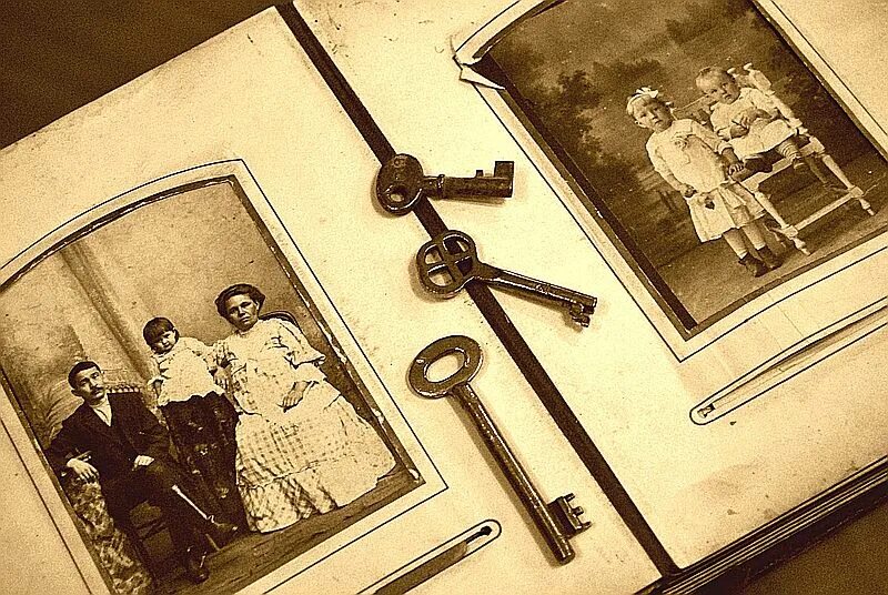 Ценность воспоминаний из детства. Воспоминания о детстве. Воспоминания из детства. Старинный альбом для фотографий. Много старых фотографий.