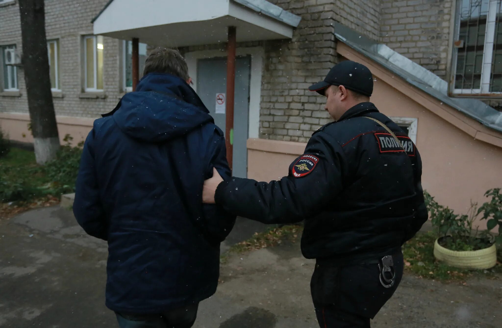 Доставление в полицию. Доставление задержанного. Задержание преступника. Привод в милицию.