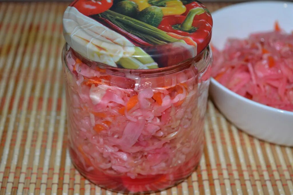 Вкусная капуста на зиму очень хрустящая квашеная. Квашеная капуста с свеклой быстрого приготовления. квашеная капуста на зиму со свеклой и морковкой. квашеная капуста со свеклой на зиму. капуста со свеклой в банках.