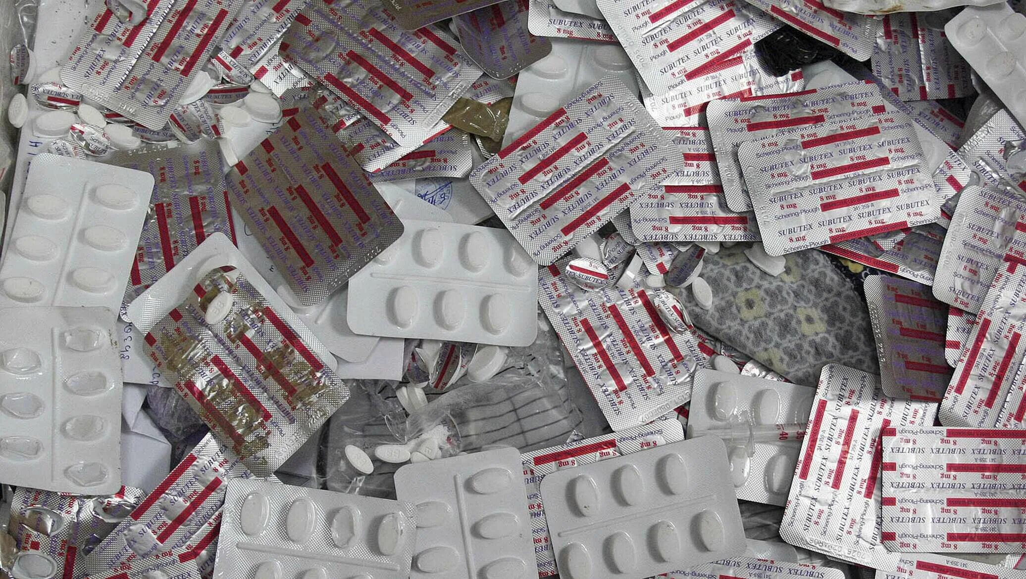 аптечные вещества. флаконы для лекарственных средств. фармакология. таблетки наркосодержащие в аптеке.