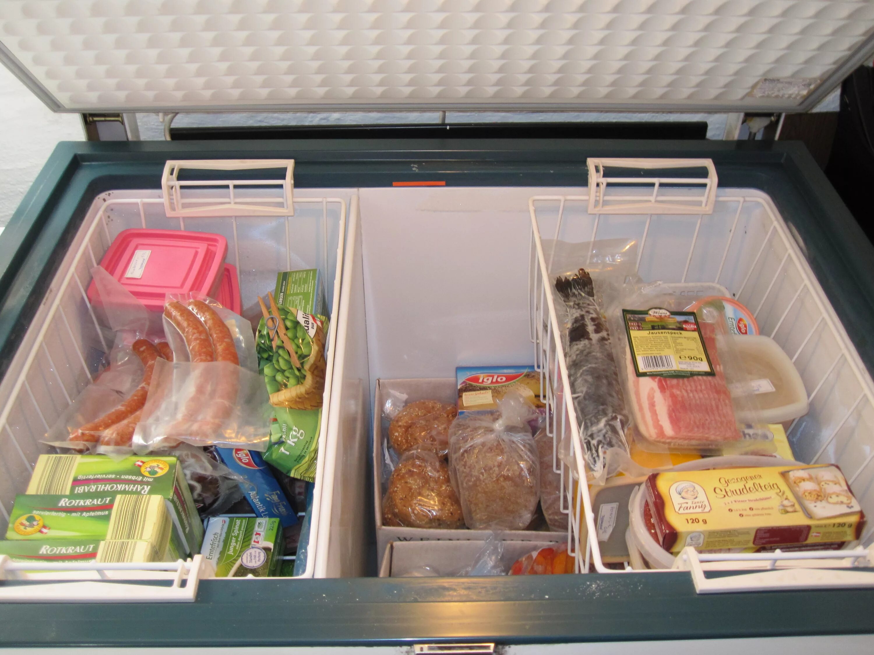 Как сохранить мясо без холодильника. Продукты в морозилке. Хранение продуктов. Хранение продуктов в морозильном Ларе. Морозильник с продуктами.