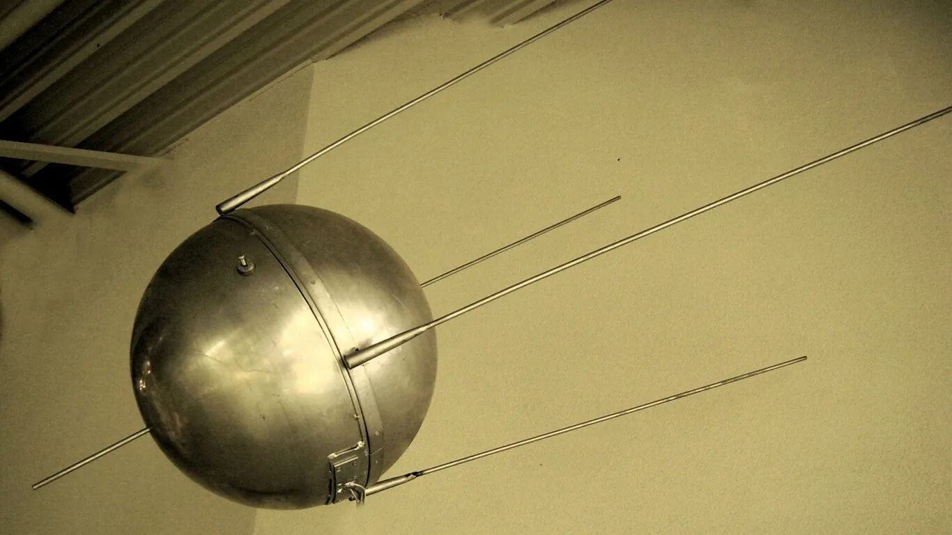 Первый искусственный Спутник земли 1957. Спутник 1 СССР. Первый искусственный Спутник земли 1957 Королев. ПС-1 Спутник.
